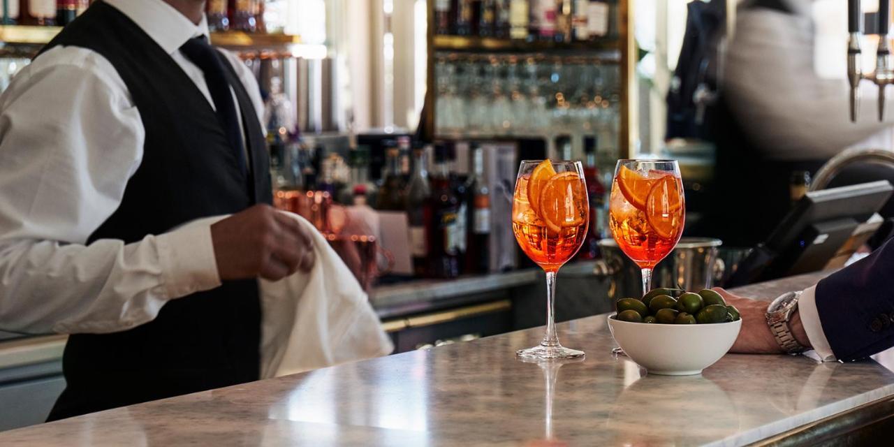 Hotel Diplomat Stockholm Exterior foto A bartender wiping down the bar