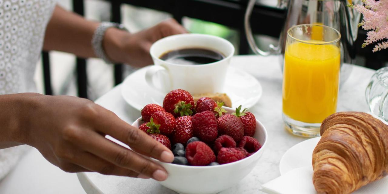 Hotel Diplomat Stockholm Exterior foto A breakfast with fruit