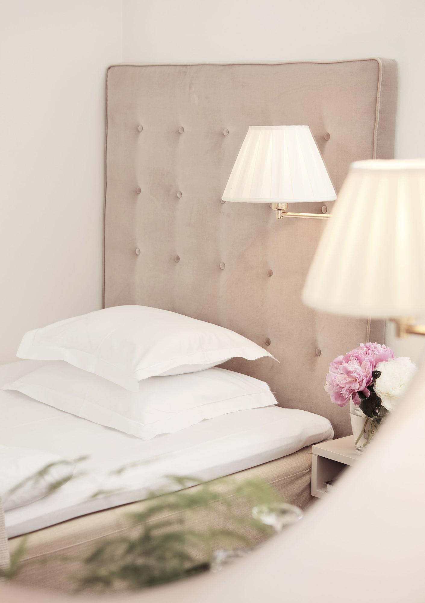 Hotel Diplomat Stockholm Exterior foto A bed with a headboard
