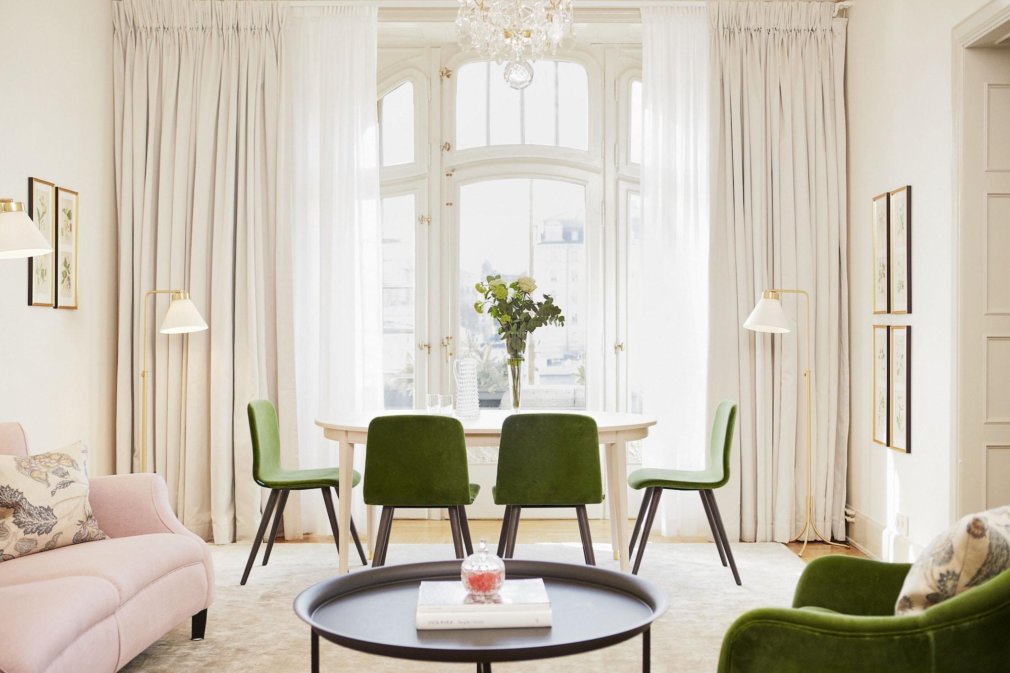 Hotel Diplomat Stockholm Exterior foto A living room with curtains