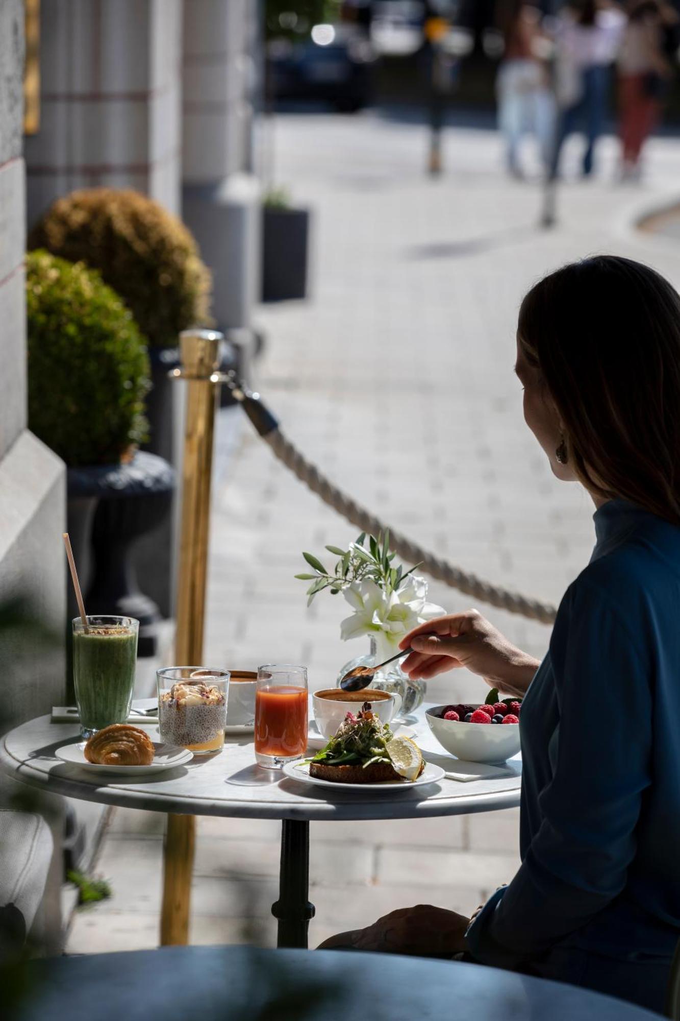 Hotel Diplomat Stockholm Exterior foto A woman tasting a smoothie