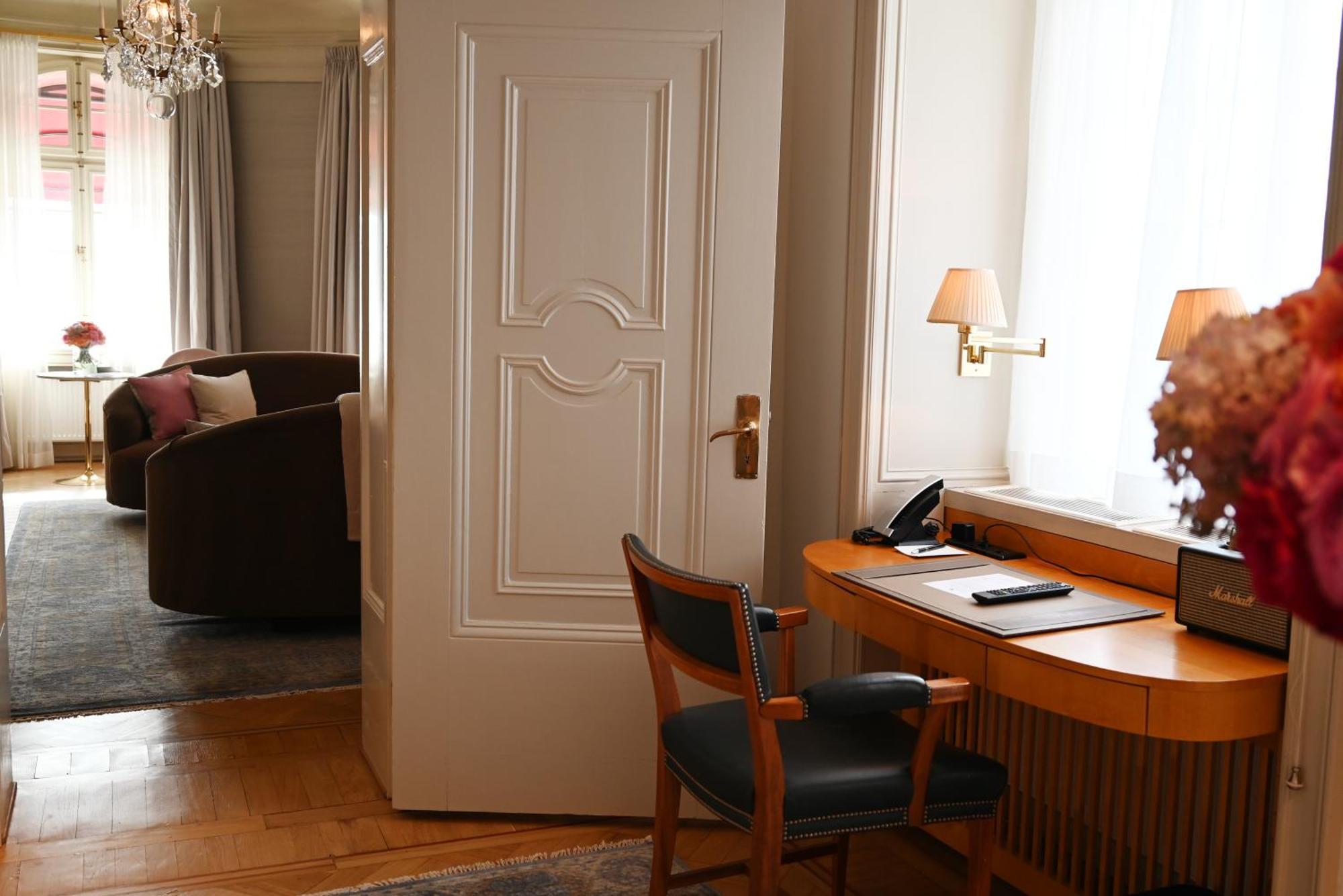 Hotel Diplomat Stockholm Exterior foto A door in a hotel room
