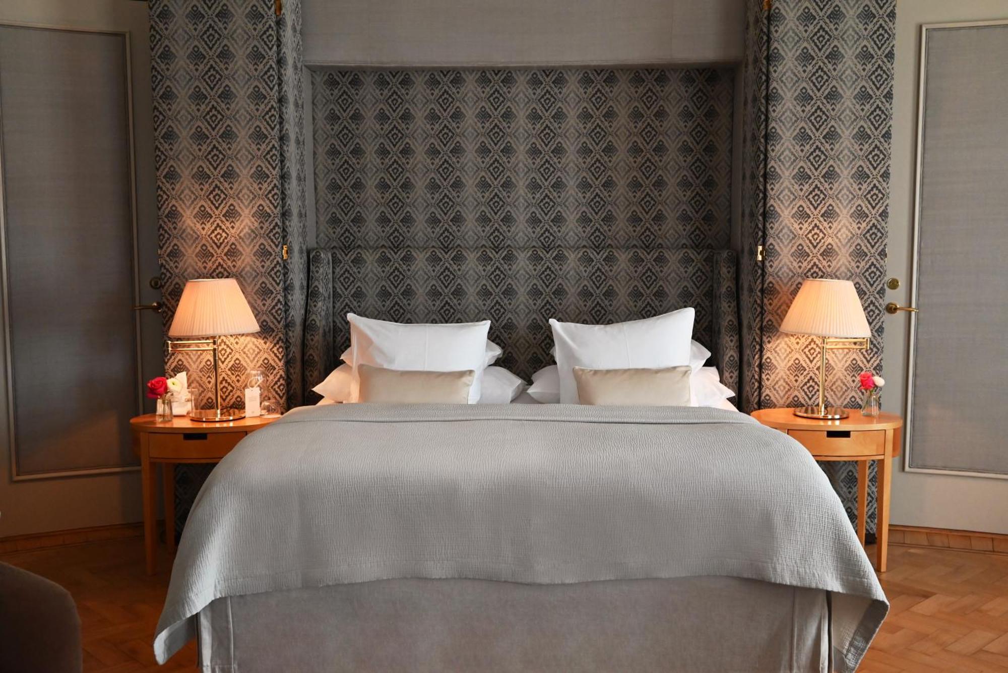 Hotel Diplomat Stockholm Exterior foto A bed with a headboard